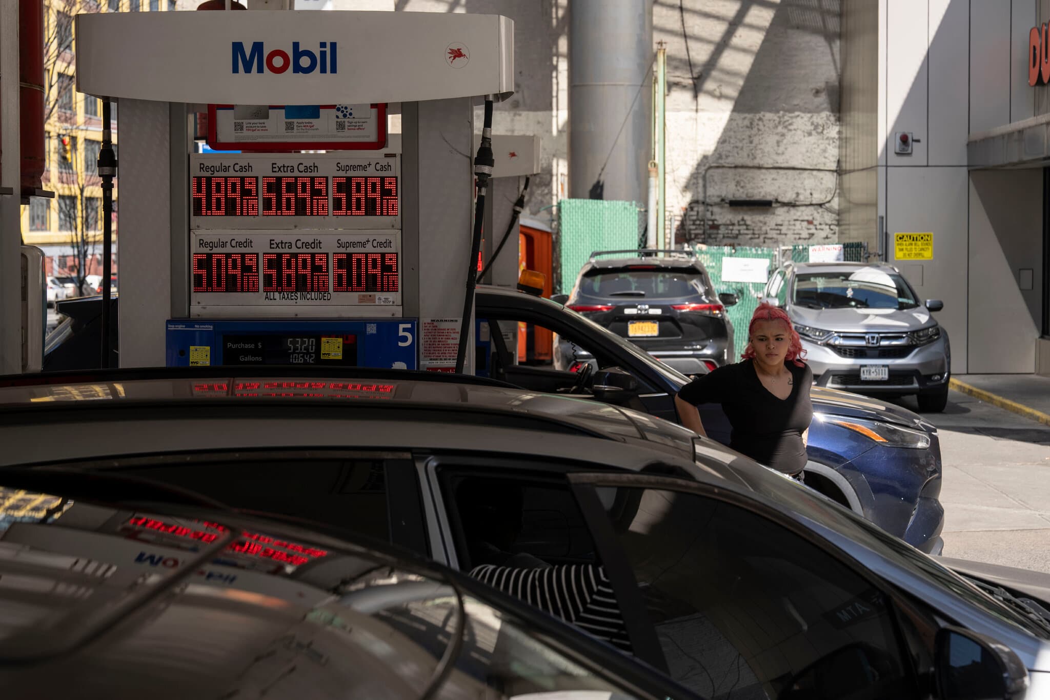 U.S. Gas Prices Jump for 11th Straight Day, and Oil Pushes Higher