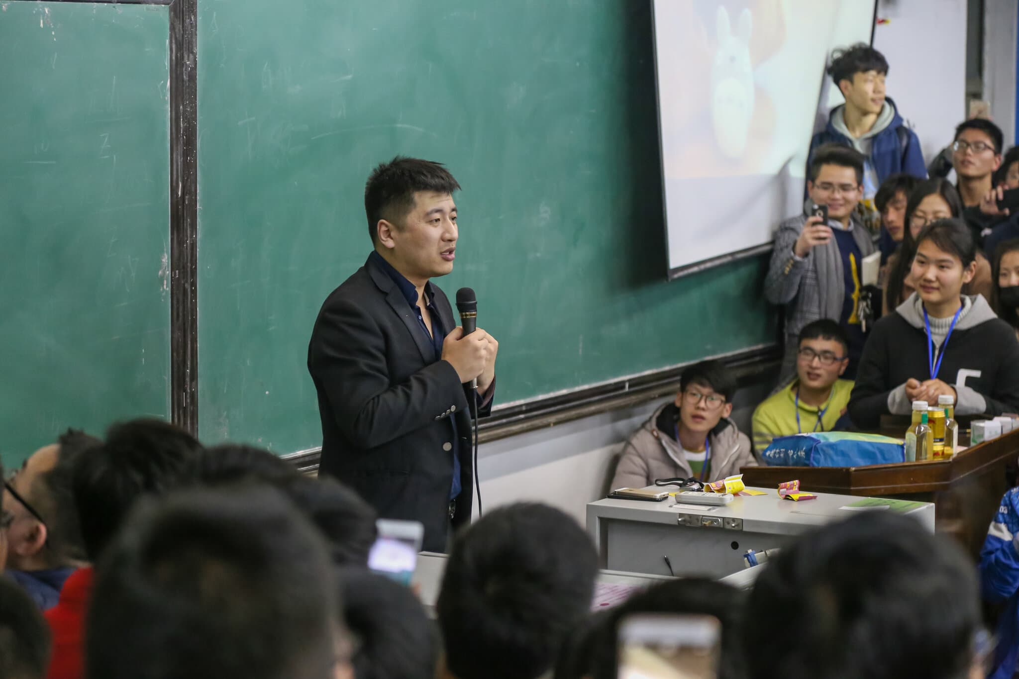 The Sudden Death of a Man Who Told Chinese Kids How to Succeed