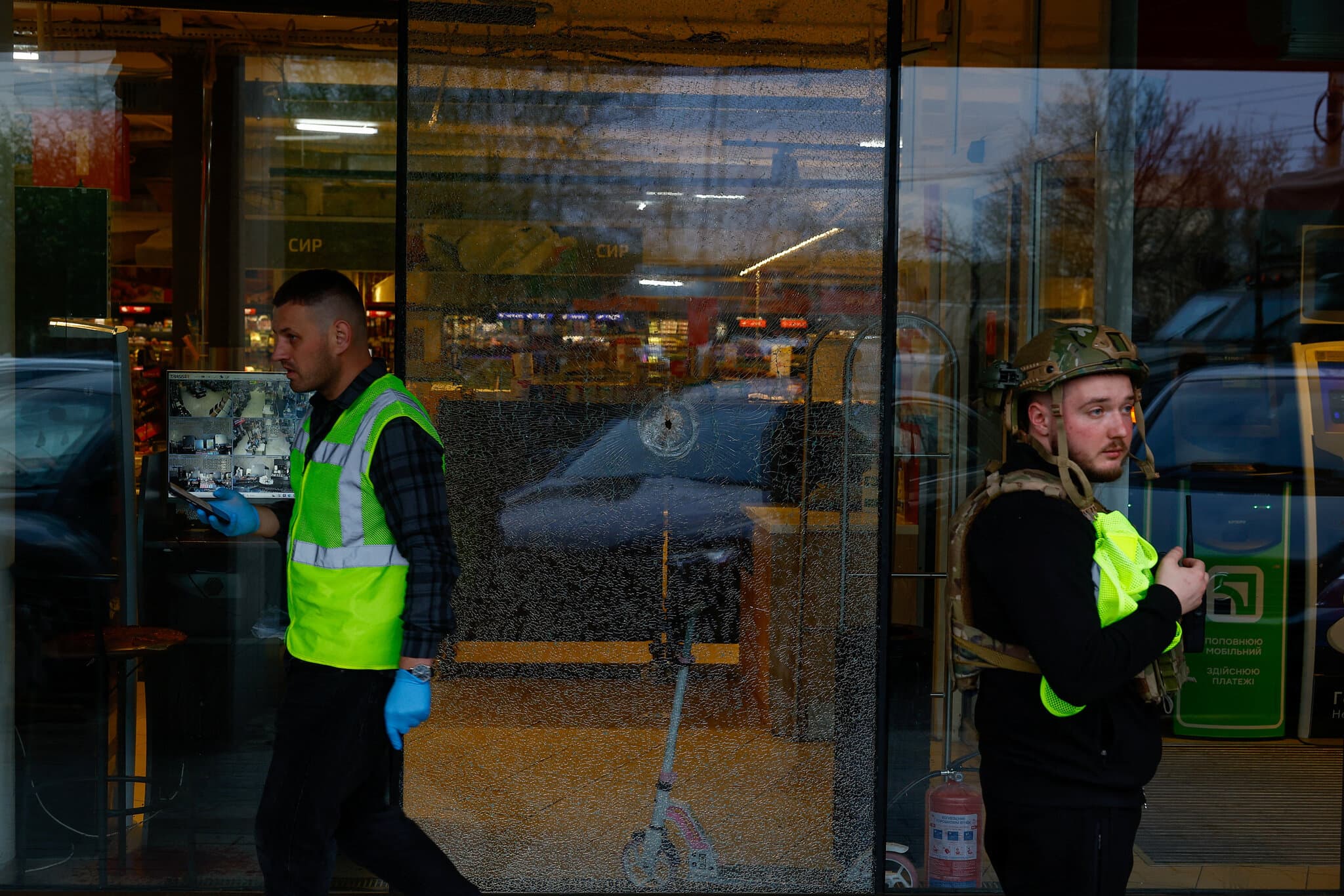 Gunman Kills at Least 6 in Kyiv, Taking Hostages in Grocery