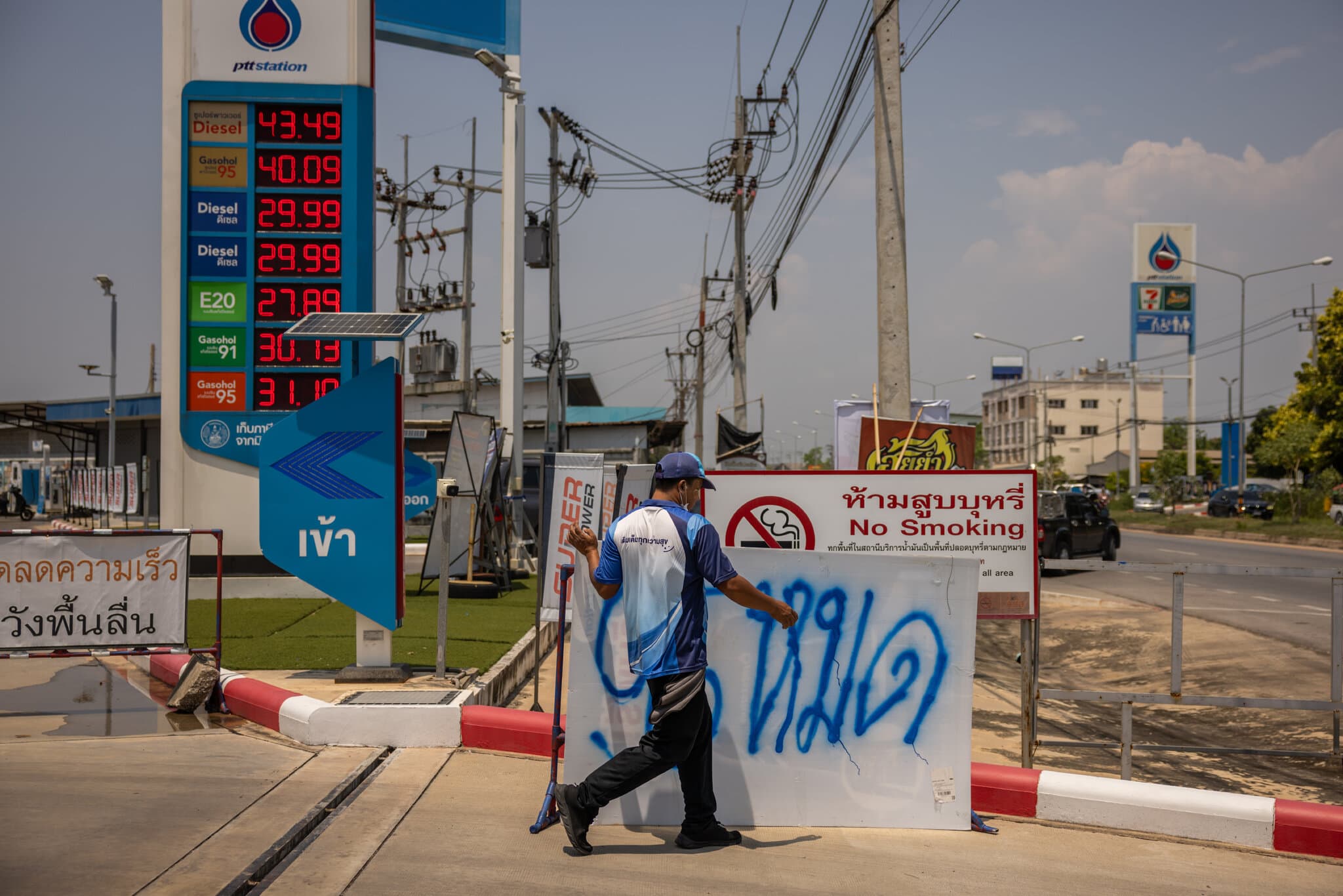 A New Phase of the War in Iran, and the Latest on the LaGuardia Plane Crash