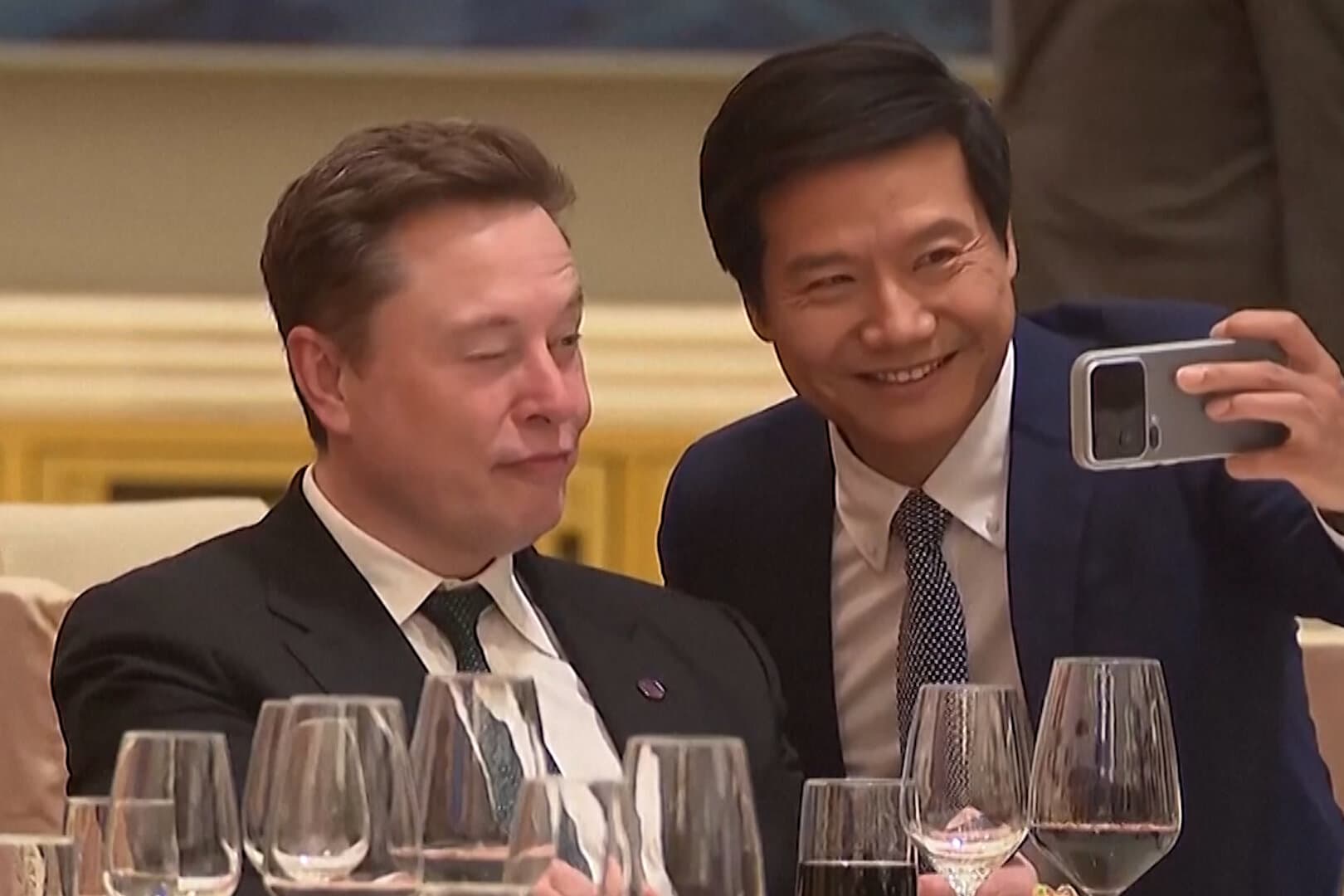 Elon Musk’s Awkward Selfie Moment With a Chinese Billionaire in Beijing