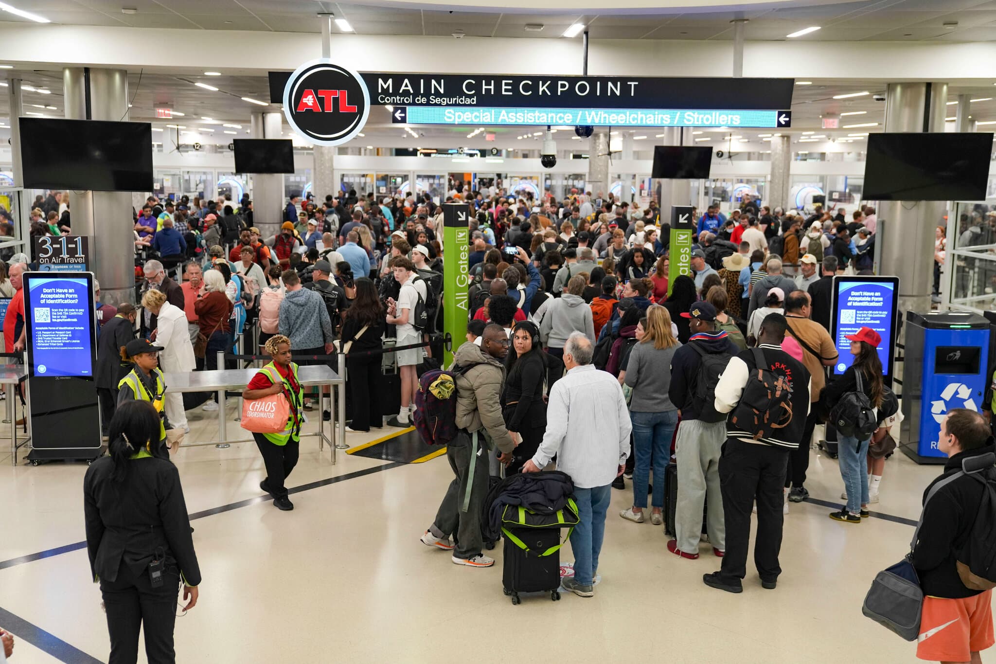 The T.S.A.’s Plan to Speed Up Lines? Replace T.S.A. Agents.