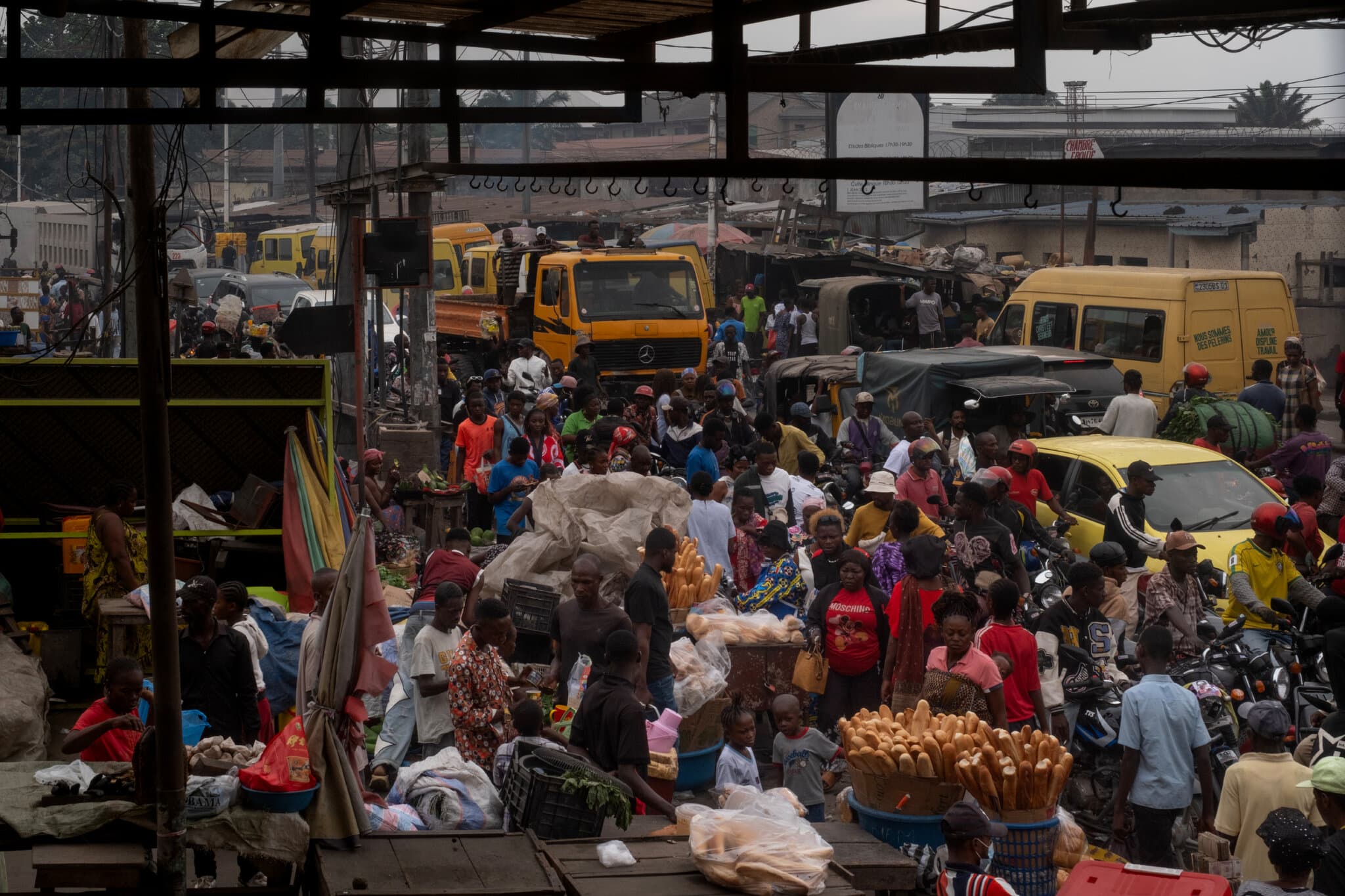 As Ebola Rages in Countryside, Congo’s Capital Strives to Carry On