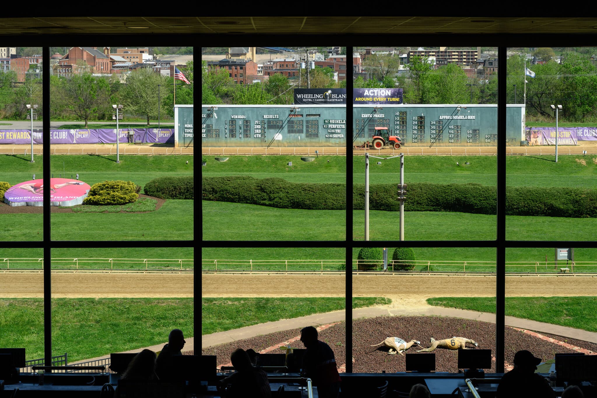 In a Quiet Corner of America, Greyhound Racing Hangs On. For Now.