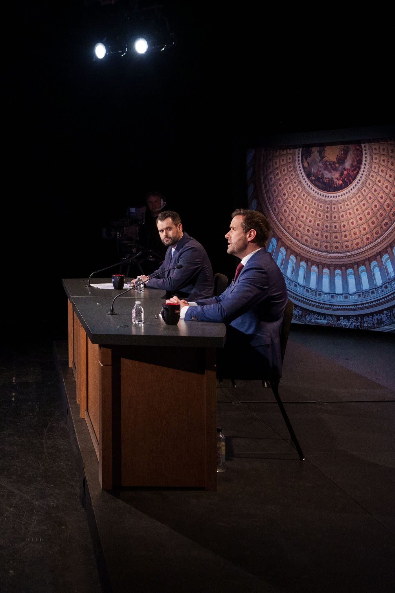 Iowa Democrats Seek an Outsider in an Anti-Establishment Year