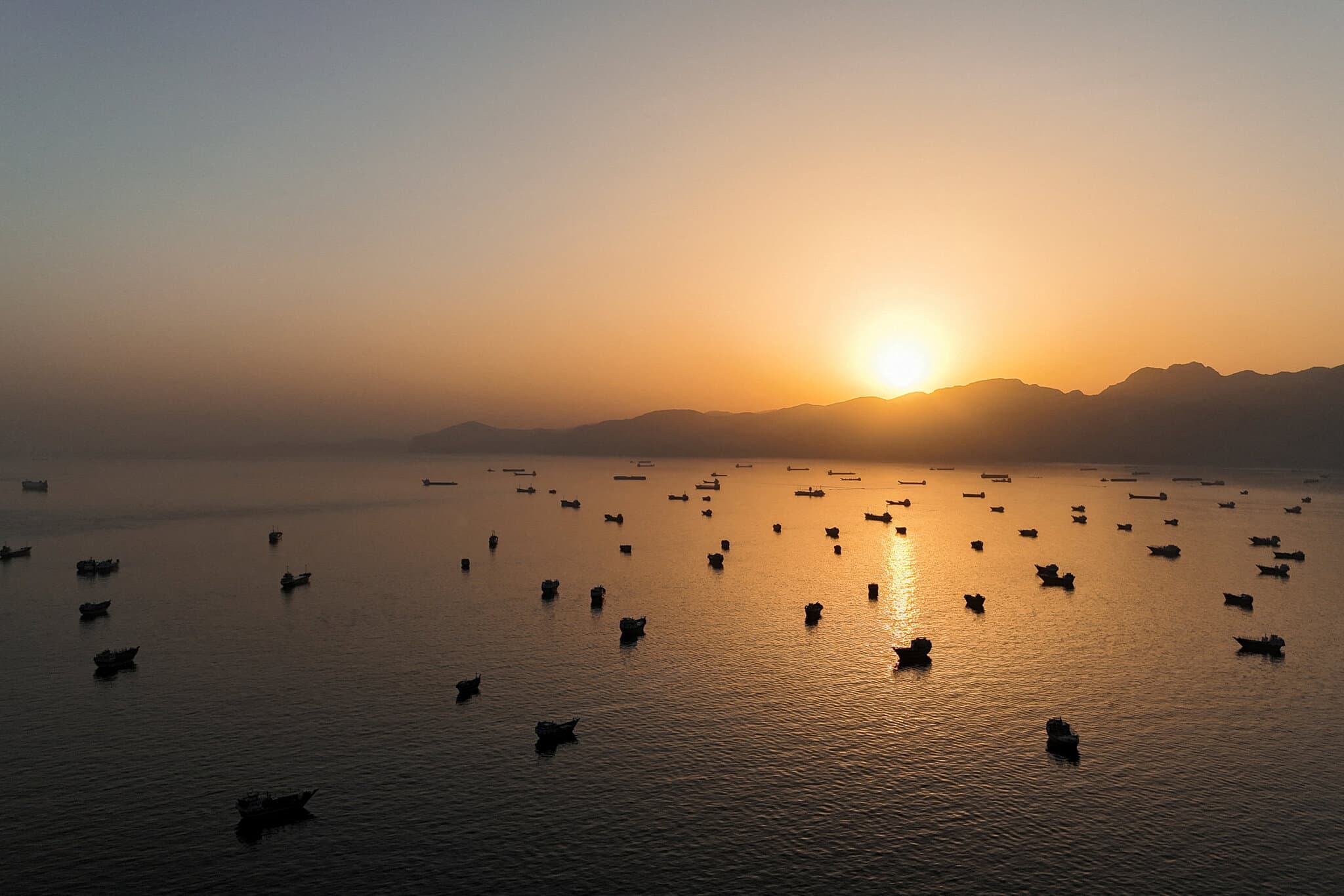 Ships Stranded by War Face Costly Dilemma: Wait It Out or Risk Attack