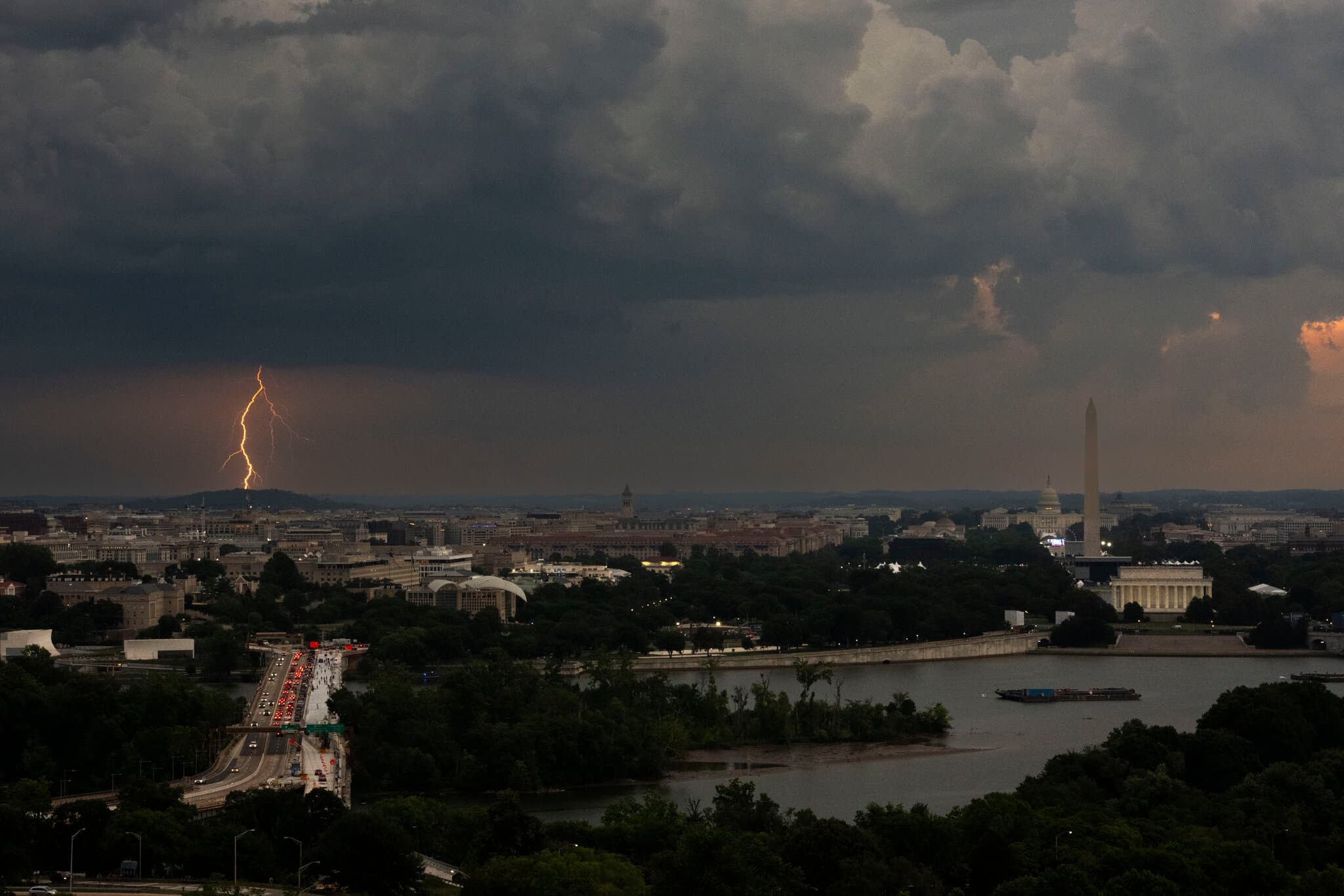Crowds Evacuated as Storms Menace Washington Ahead of Trump Speech
