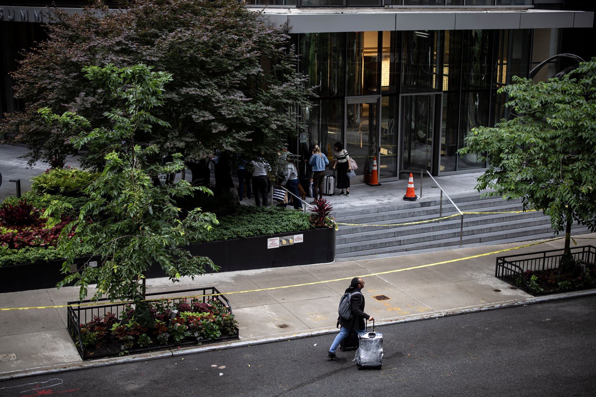 Midtown Neighborhood Has to Cope in a Troubled Building’s Shadow