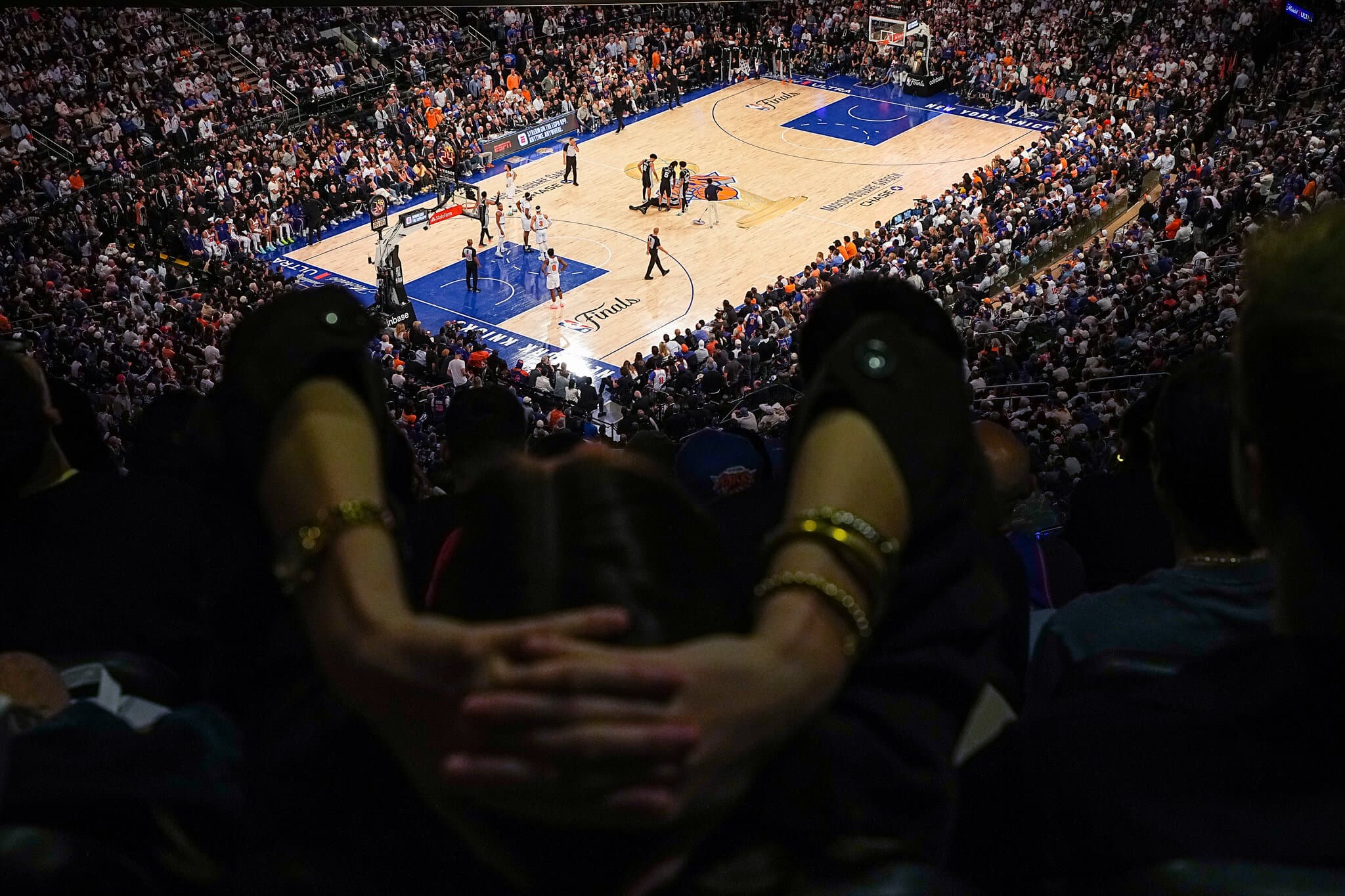 Night With the Knicks: Rancor, Jubilation and an Unusual Loss