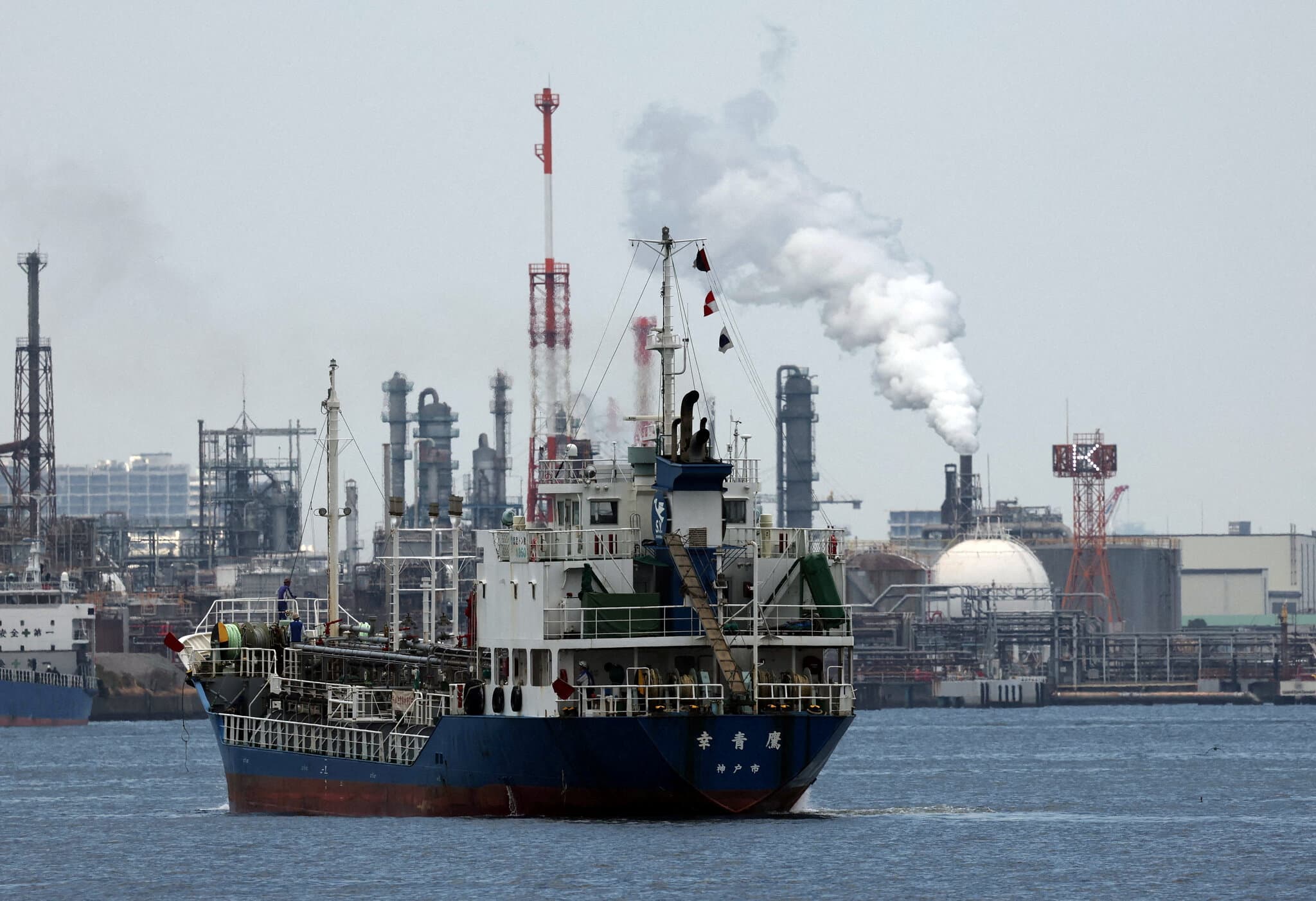 Oil Prices Remain Elevated Amid Slowdown in Shipping Traffic in the Gulf