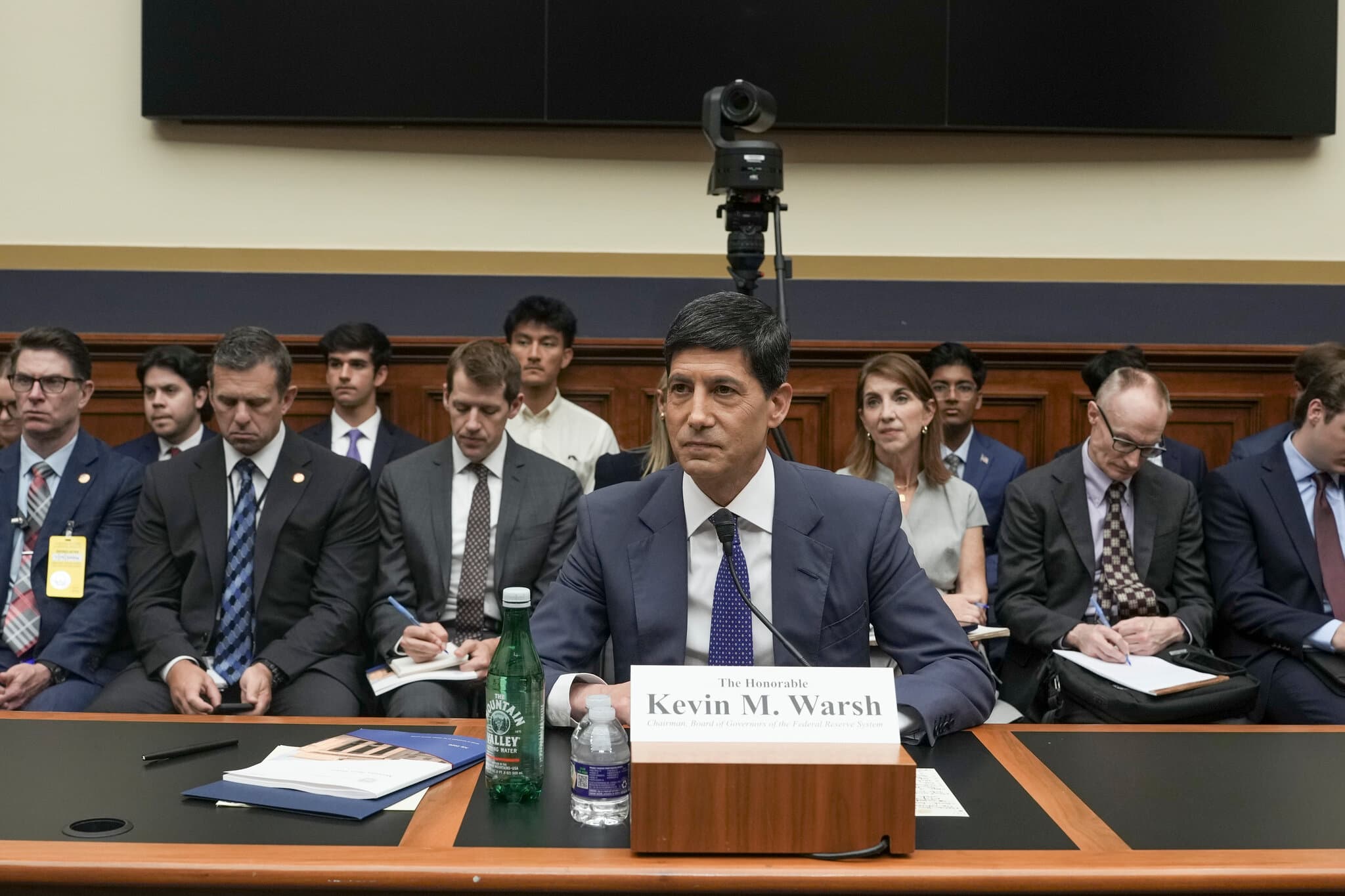 Warsh Reiterates Fed’s Pledge to Get Inflation Down but Doesn’t Specify How