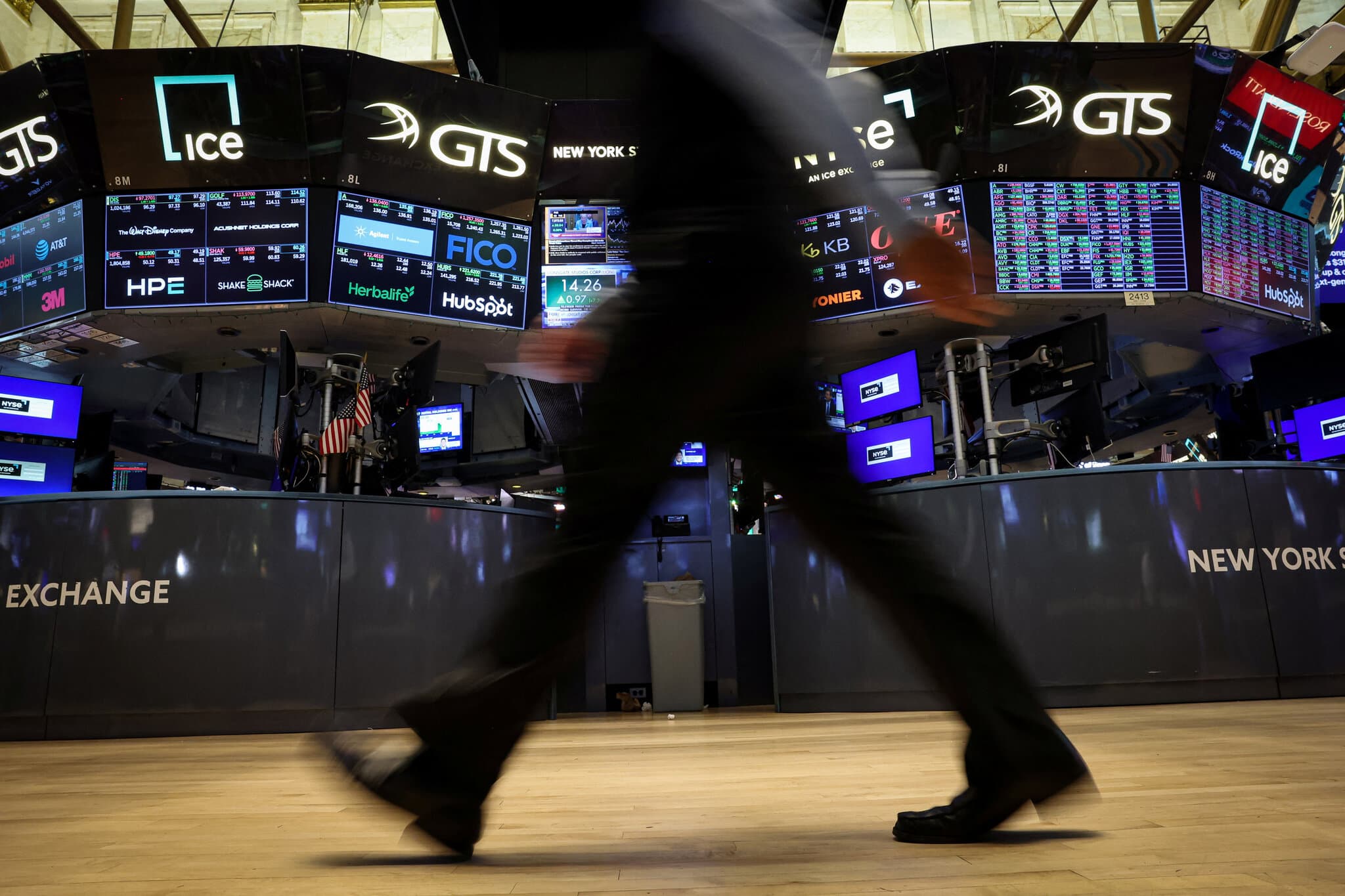 Stocks Sink on Anxiety About Tech and A.I. Spending