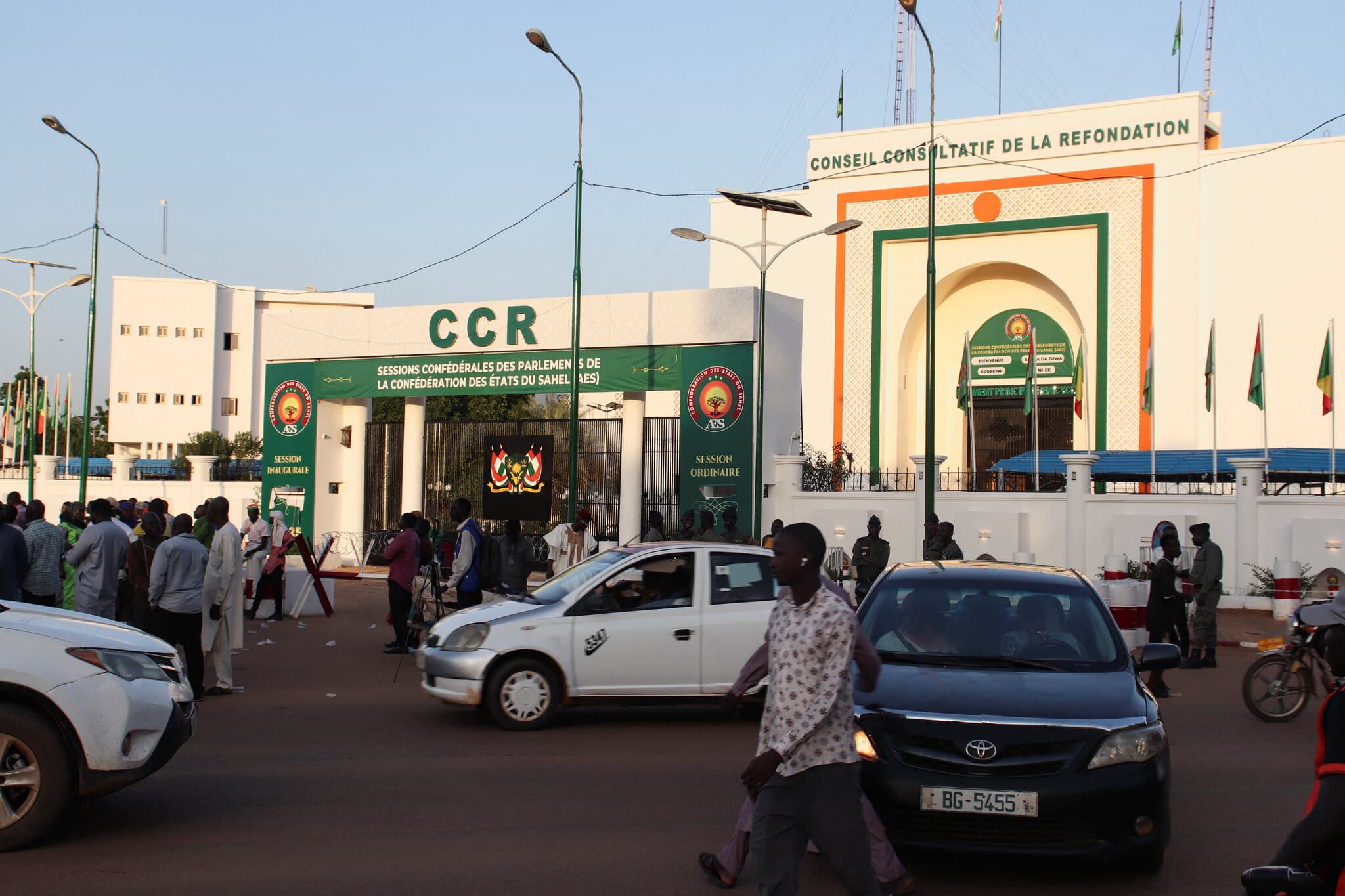 Soldiers in Niger Attack Presidential Palace and Airport, Shaking Junta