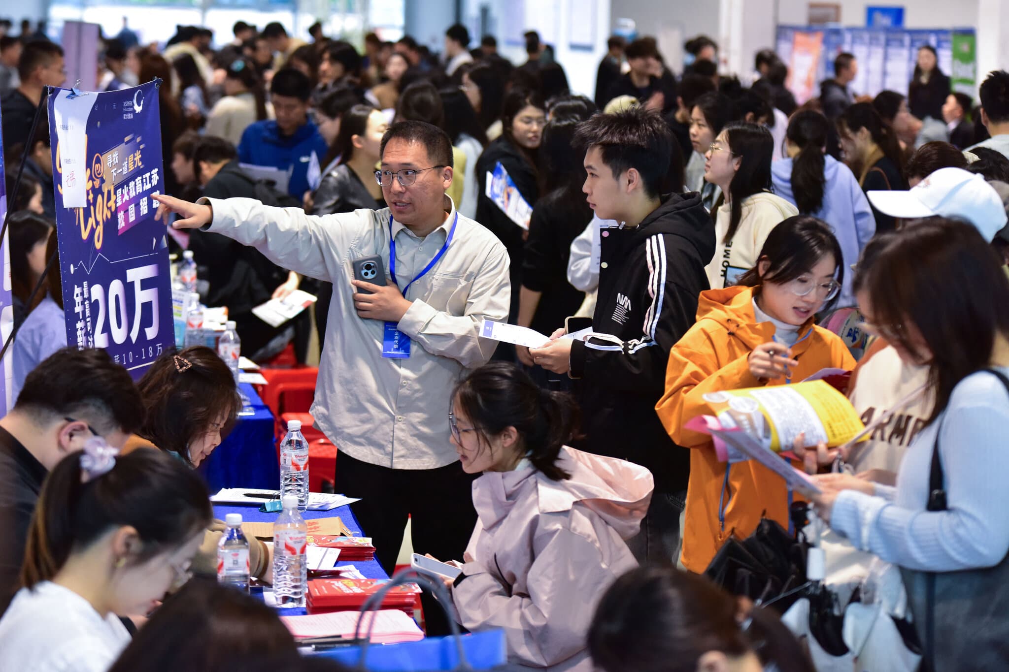 China’s New Graduates, Facing a Dire Job Market, Must Also Contend With A.I.