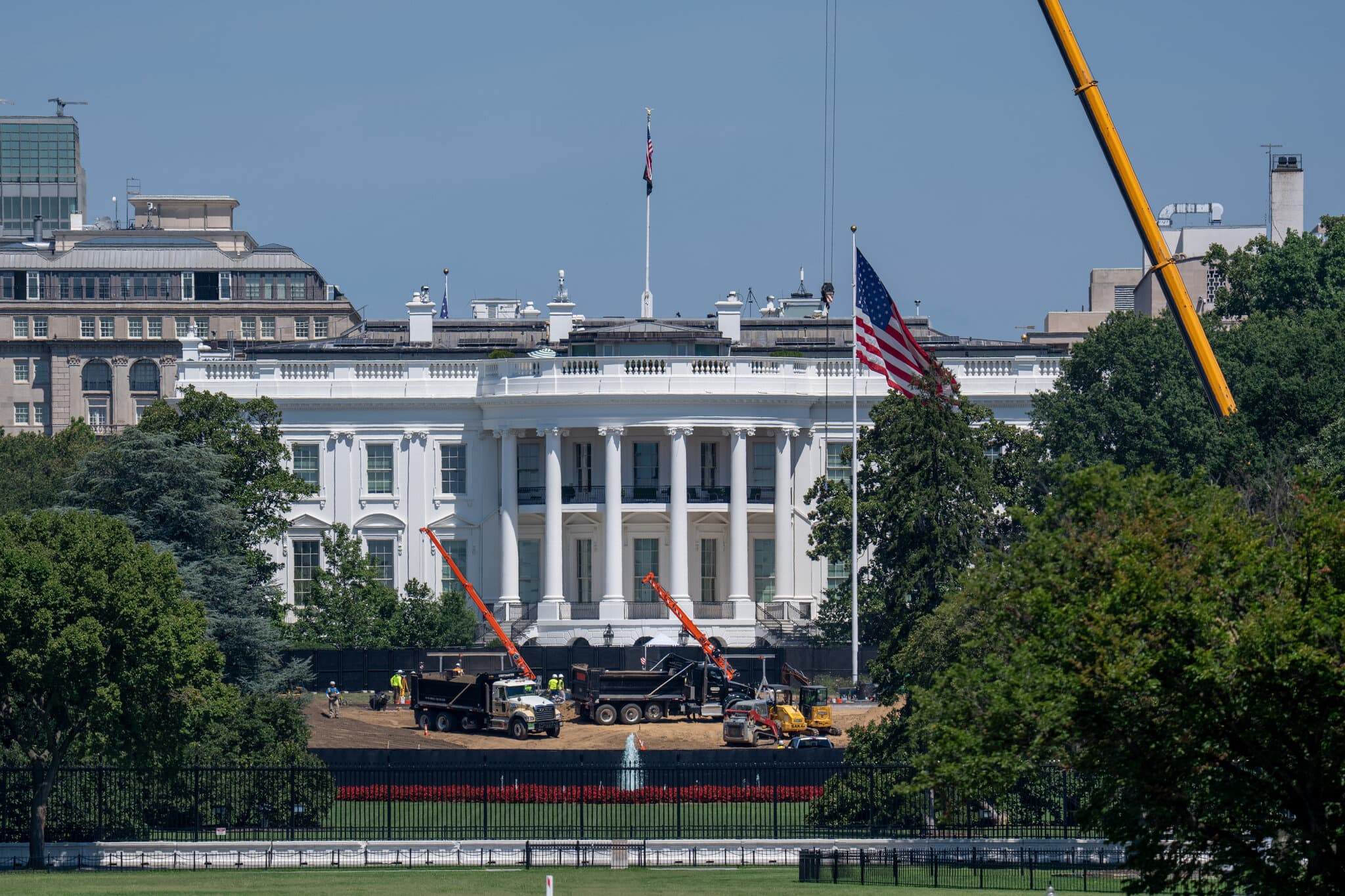 As War Grinds On, Trump Relishes Renovation Projects