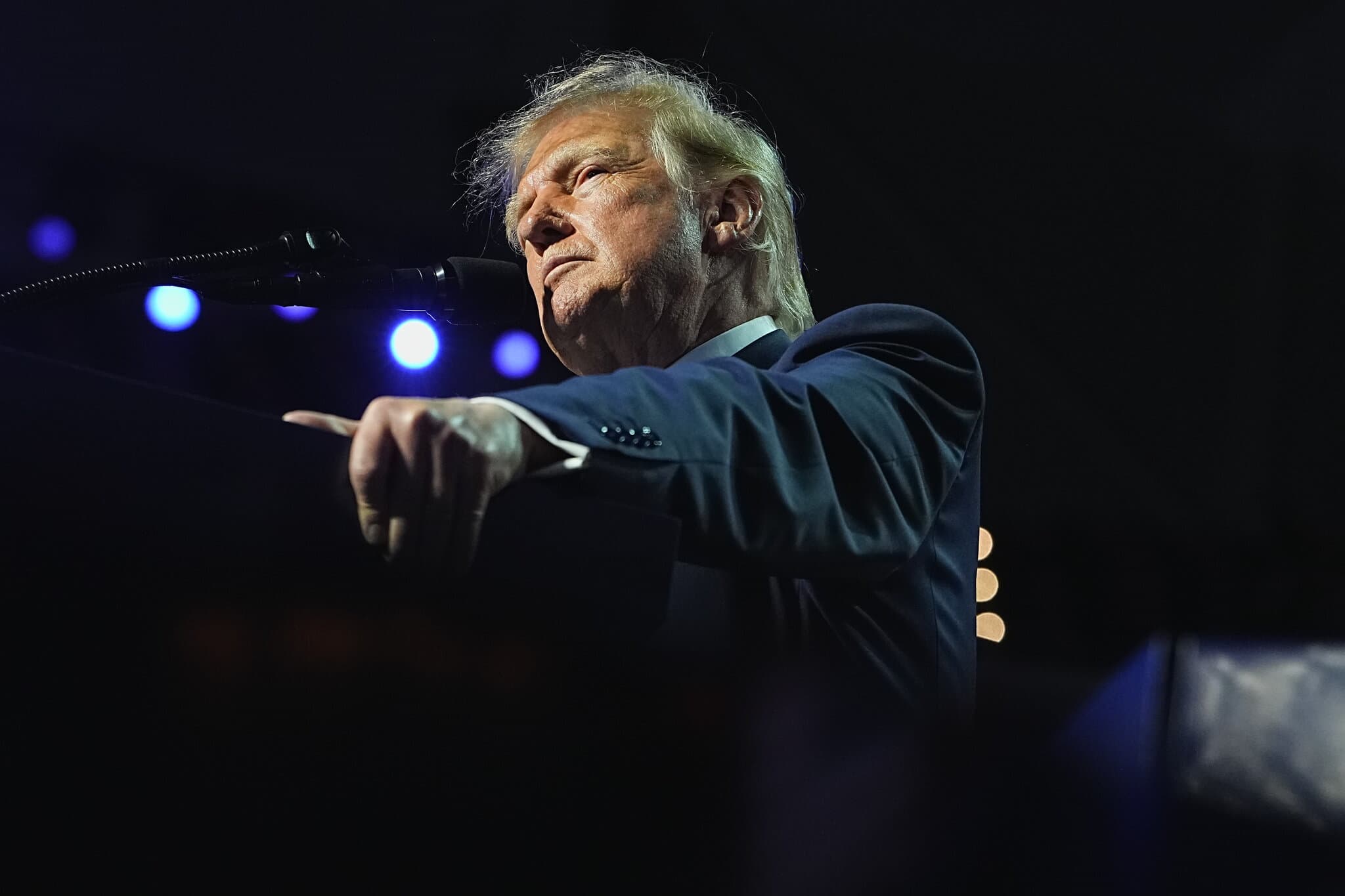Trump’s Dubious Midterm Pitch: Keep Us in Power and Everyone Gets Cash