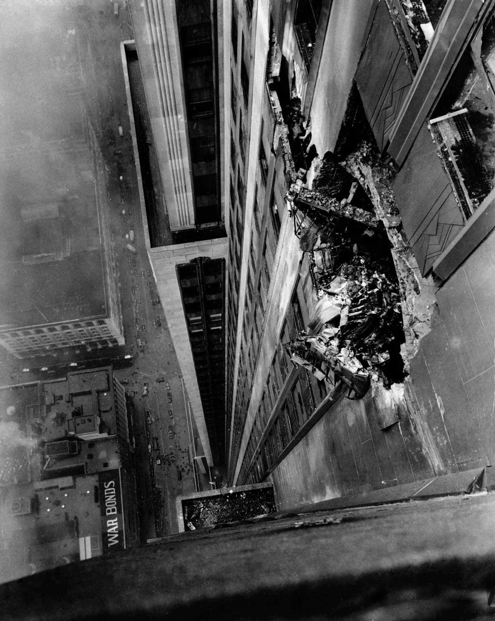 ‘Hold My Legs’: How Ernie Sisto Shot the Empire State Building Disaster