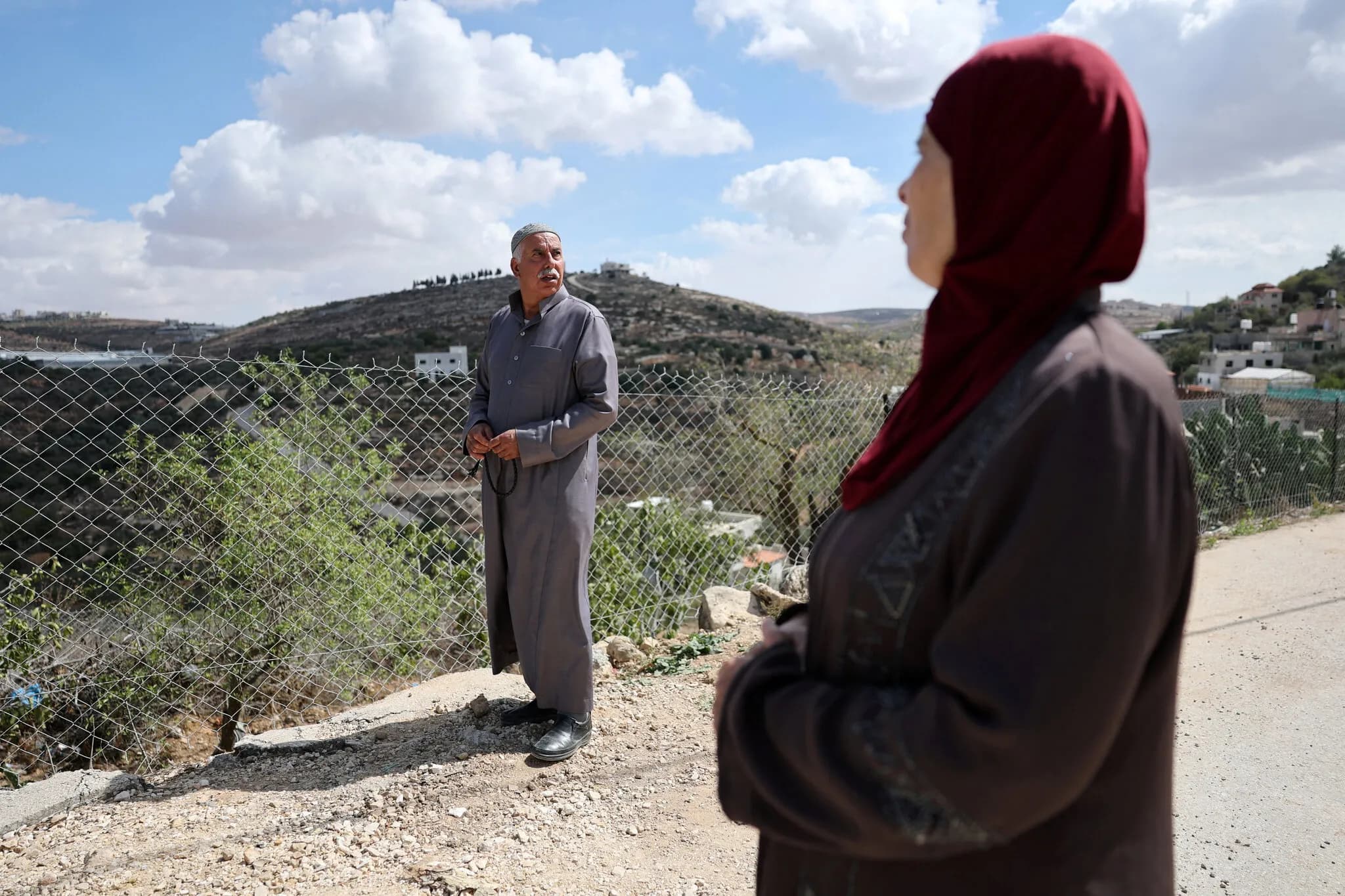 Israeli Settlers Stop Soldiers From Returning Palestinians to Their Home