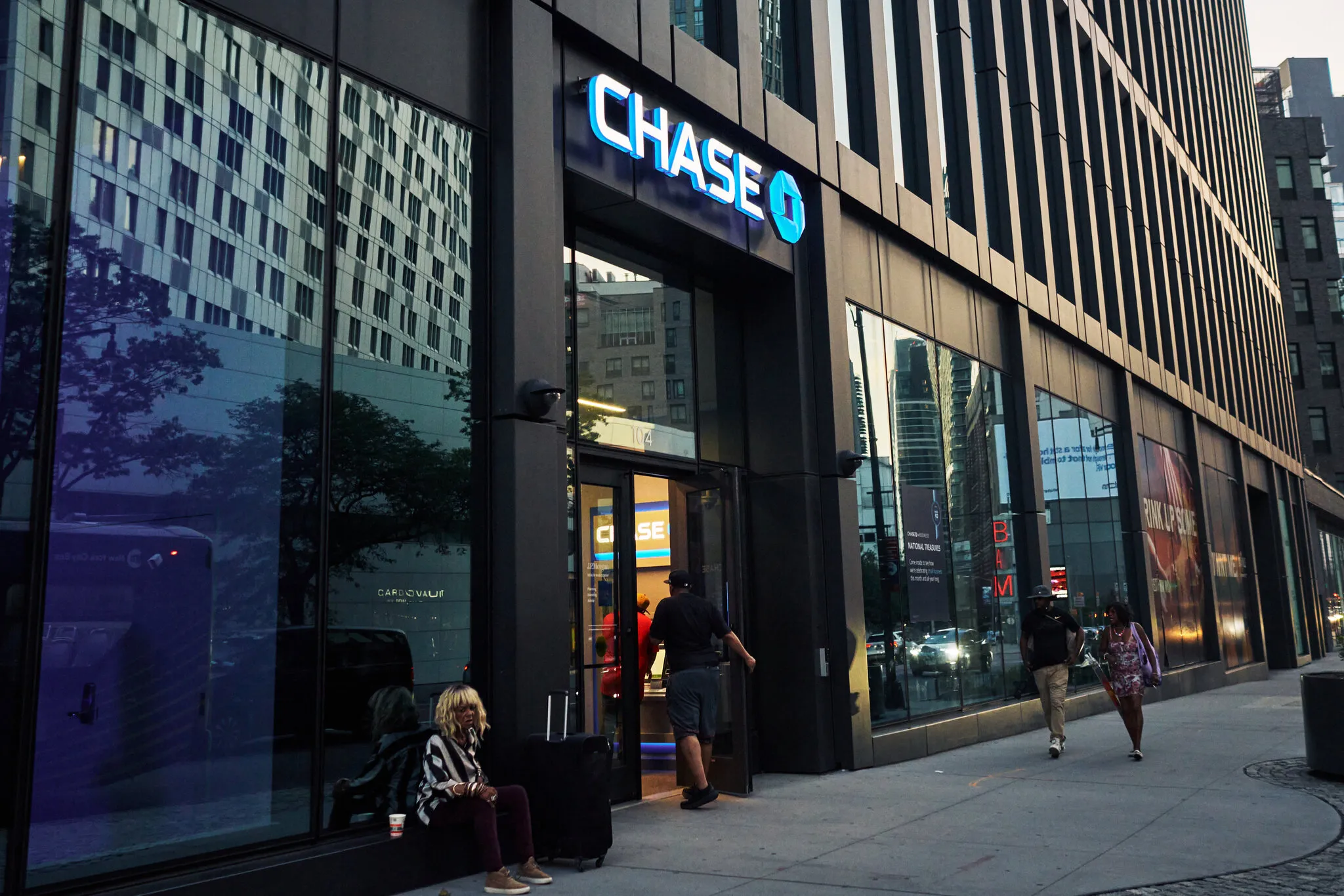 Rising Interest Rates Bite Some Wall Street Banks