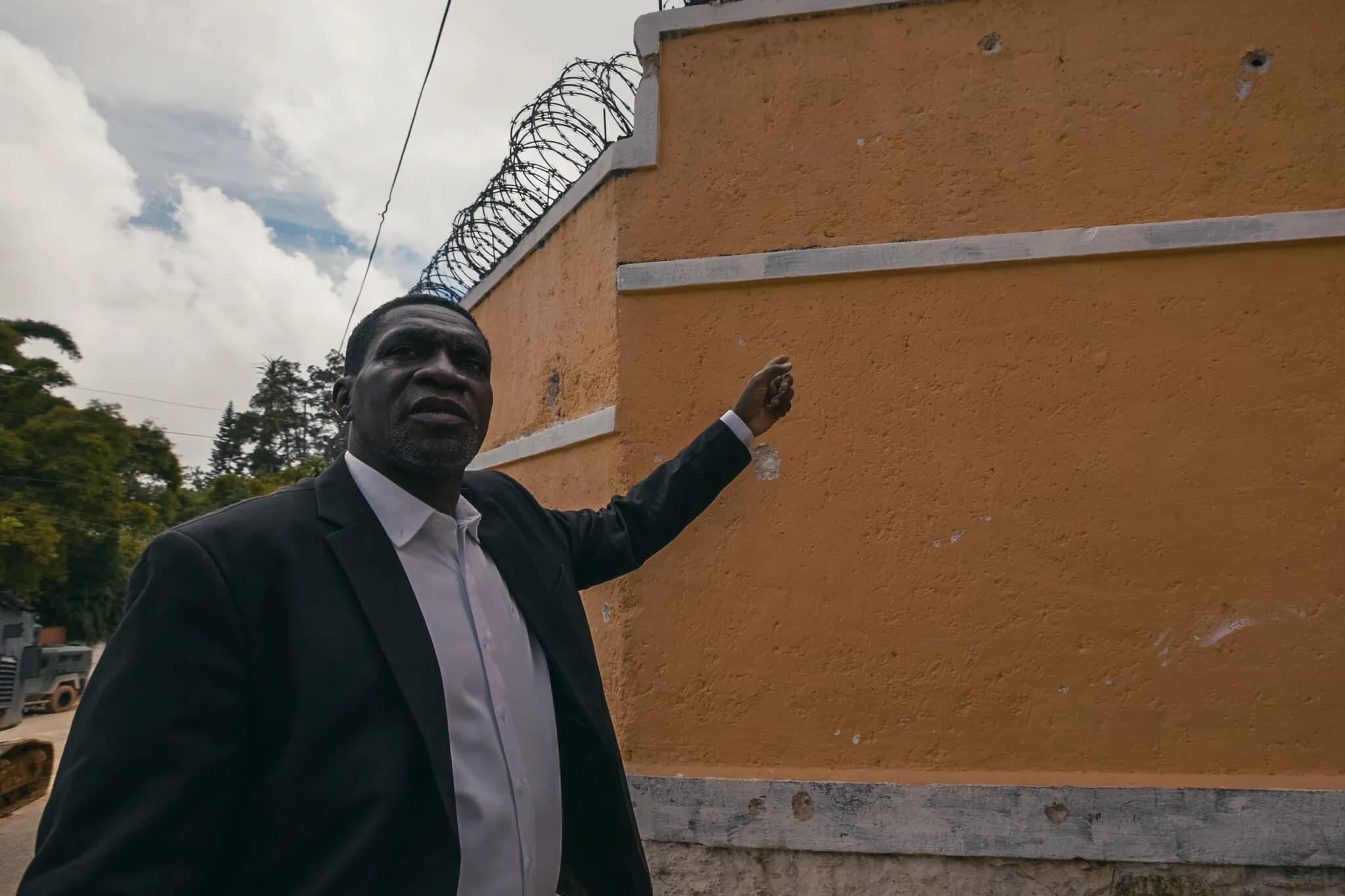 The Mayor Who Chose ‘to Stay and Fight’ as Gangs Laid Siege to His Town