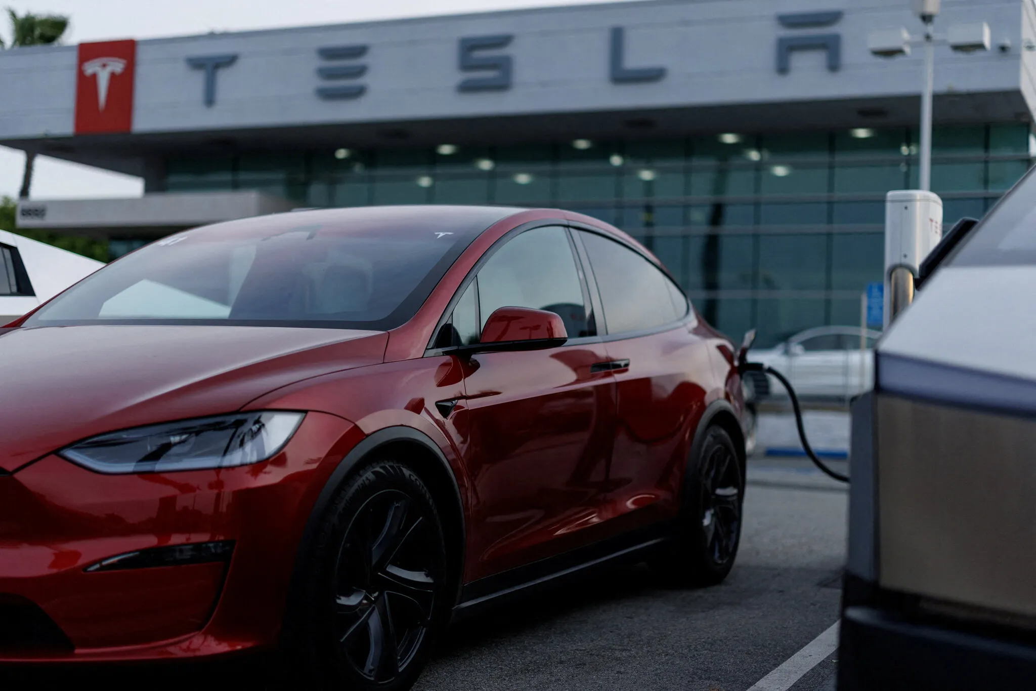 Tesla Profit Slumps as Musk Pours Money Into A.I. and Robots
