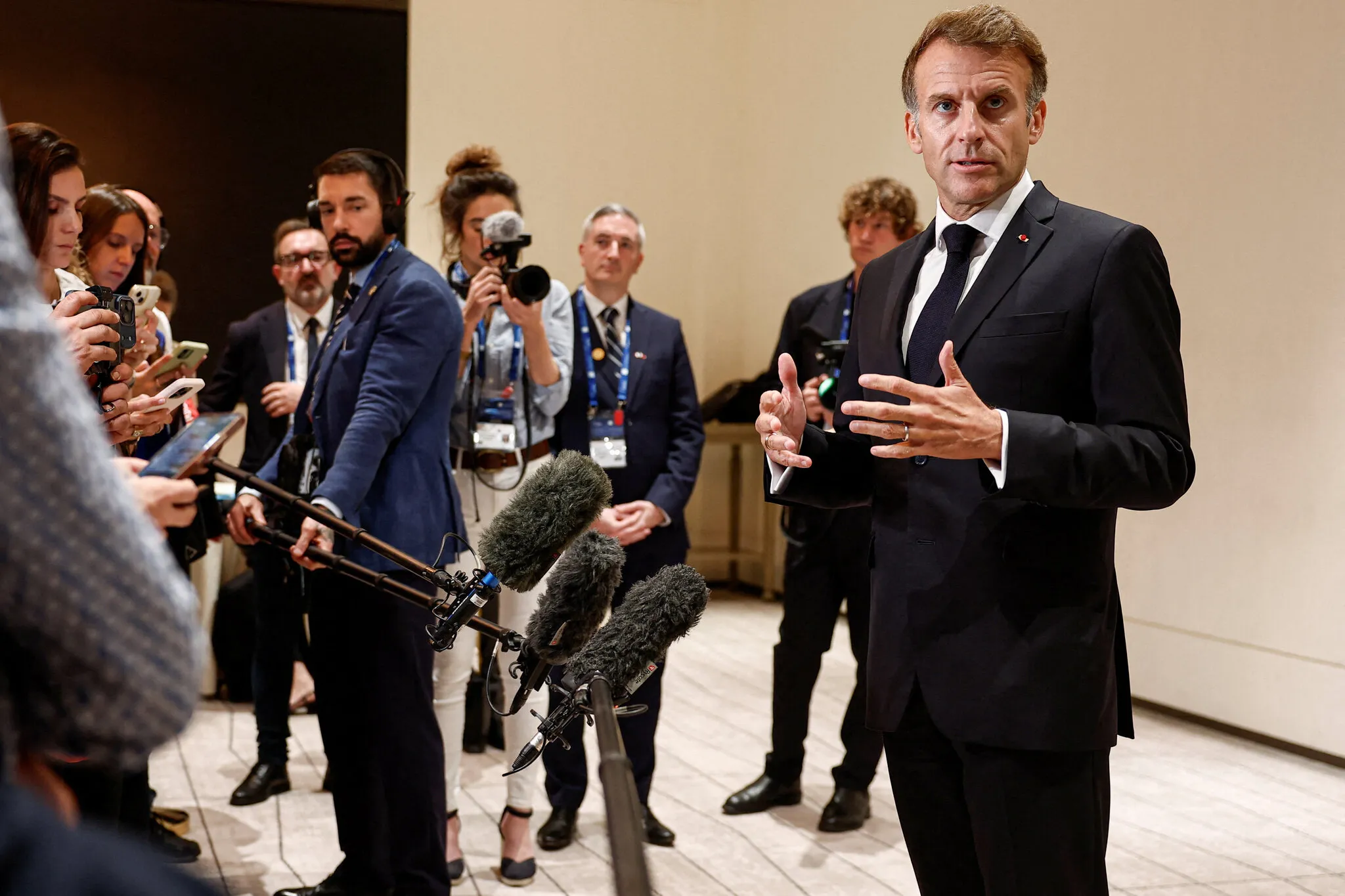Macron Says Trump Does Not Like France and Distorts Its Troubles