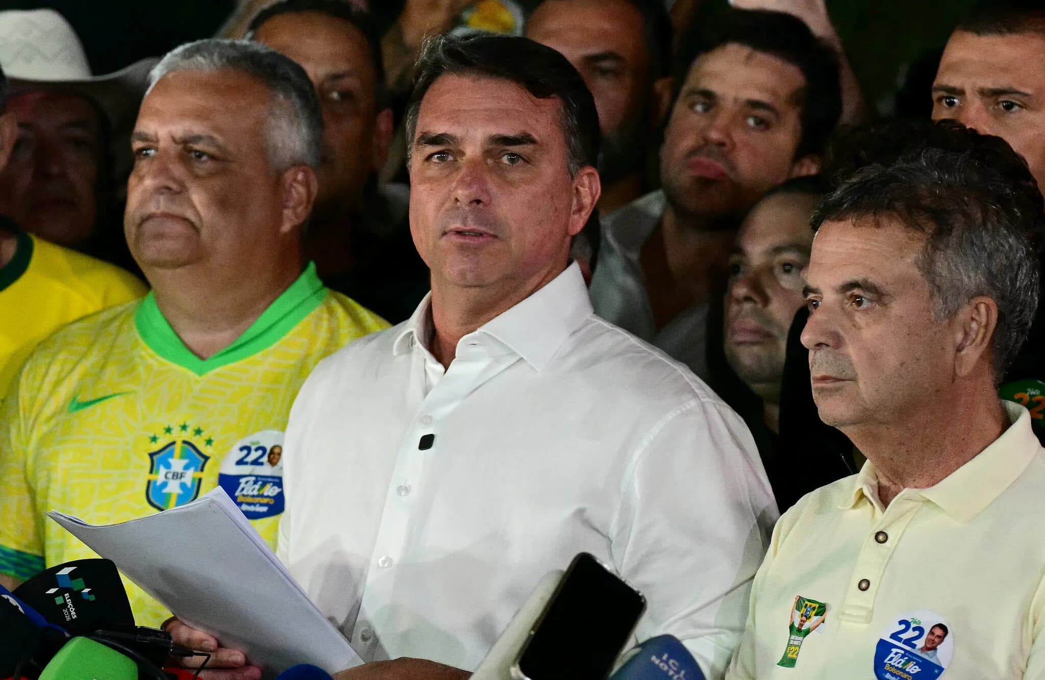 Flávio Bolsonaro Ordered to Hand Over Passport in Money Laundering Inquiry